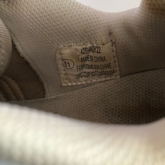 Reebok - SHAQ.  Classic White Sneakers size 10 children. Could use a better wash - Picture 6 of 8